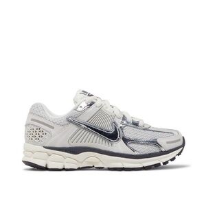 Nike Wmns Air Zoom Vomero 5
'Photon Dust Metallic Silver'
